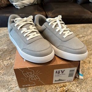 Kizik Prague BNIB Youth size 4